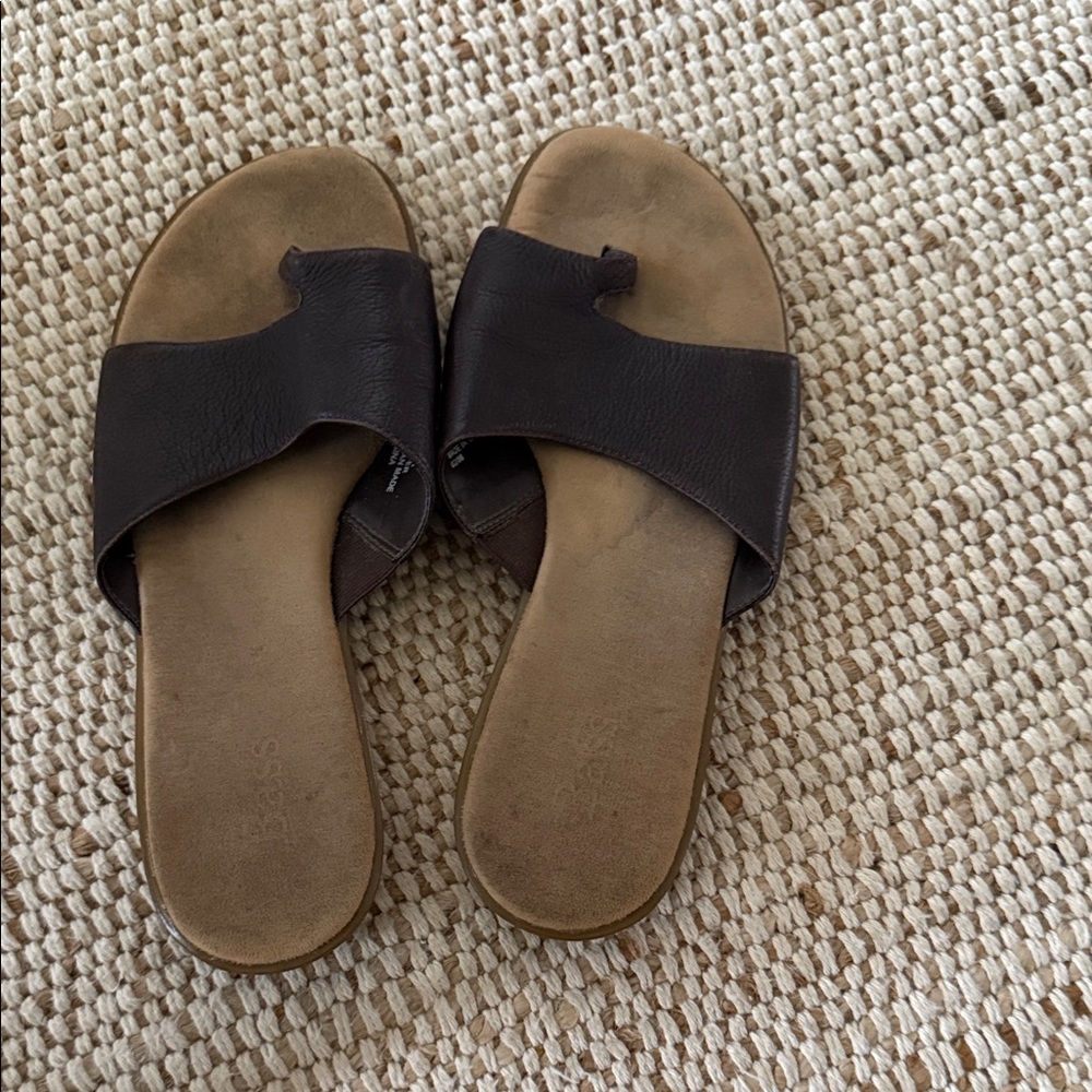 Bass Monet Brown Leather Slide Sandals - Picture 4 of 4